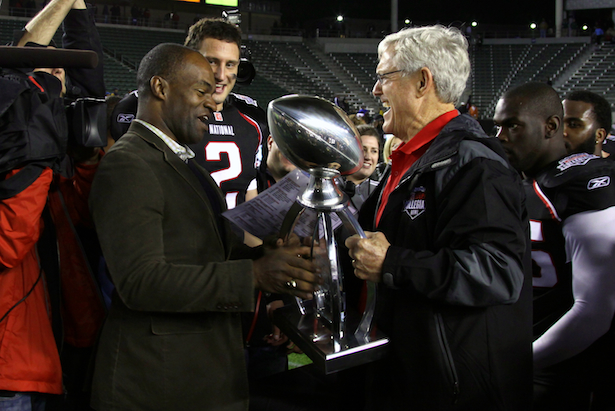 DeMaurice Smith presenting Coach Vermeil with the trophy for the National Team’s win. (Kevin A. Koski/NFLPA)