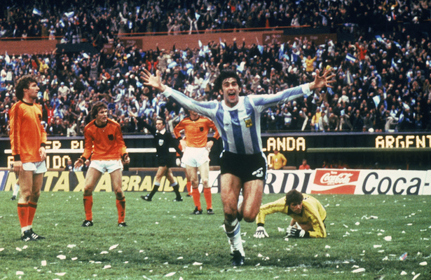 El comentarista de fútbol de ESPN Deportes, Mario Kempes celebran el gol que anotó para el anfitrión Argentina en la victoria en la final de la Copa Mundial del 1978 sobre Holanda. (Credit: Getty Images)