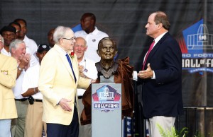 Pro Football Hall of Fame inductee Ralph Wilson Jr. (l) with anchor Chris Berman.